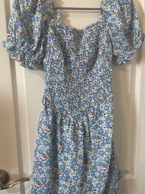 That's so Fetch Blue/White Floral Smocked Dress Short Sleeves Small